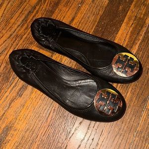 Like new black and gold Tory Burch flats!! Worn twice, like new!! Size 9!!